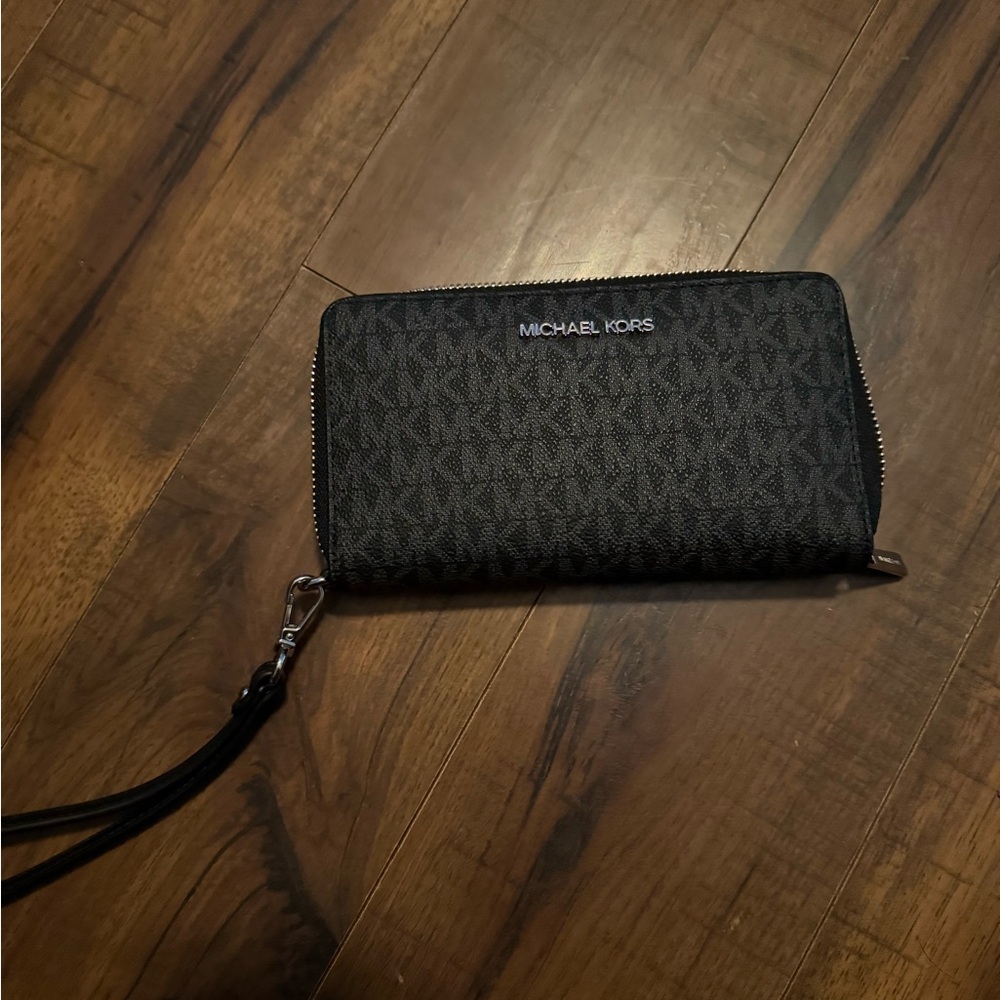 Michael Kors Zipper Wallet